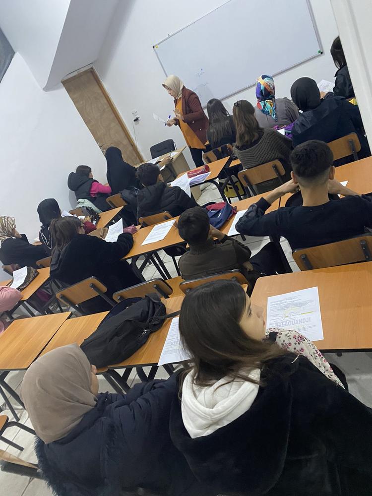 تلاميذ يتابعون الشرح في القسم