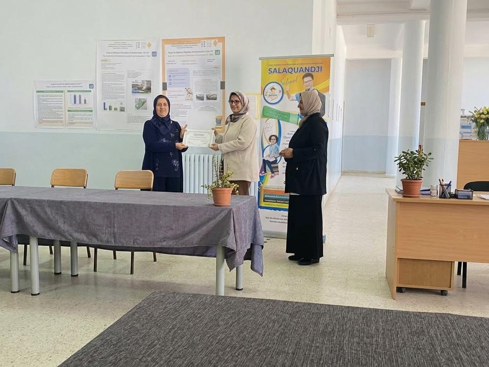 تقديم شهادة خلال لقاء بالمدرسة