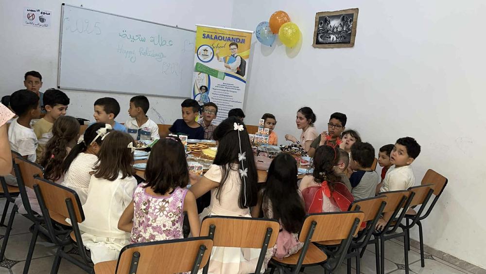 الأطفال حول مائدة الاحتفال